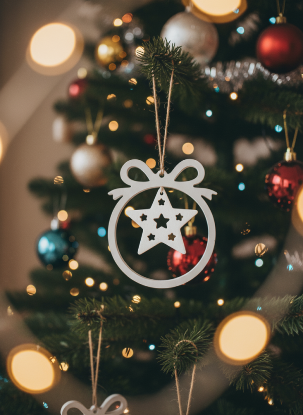 Závěsná ozdoba – Vánoční koule s motivem (Strom/Hvězda)